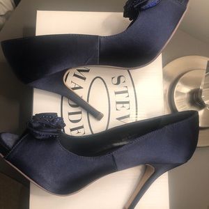Steve Madden satin, peep-toed pumps